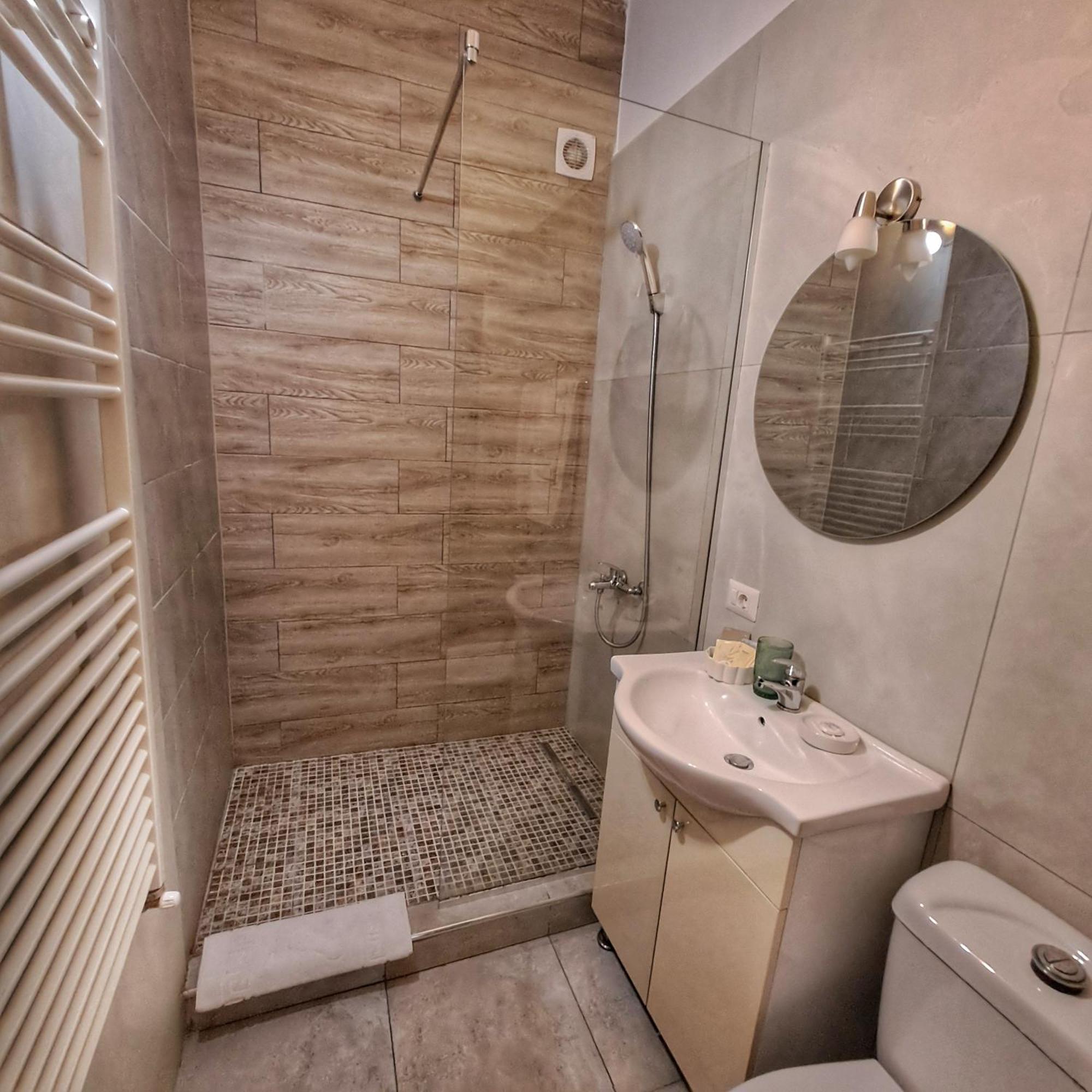 Vily Luxury Rooms Focsani Exterior photo